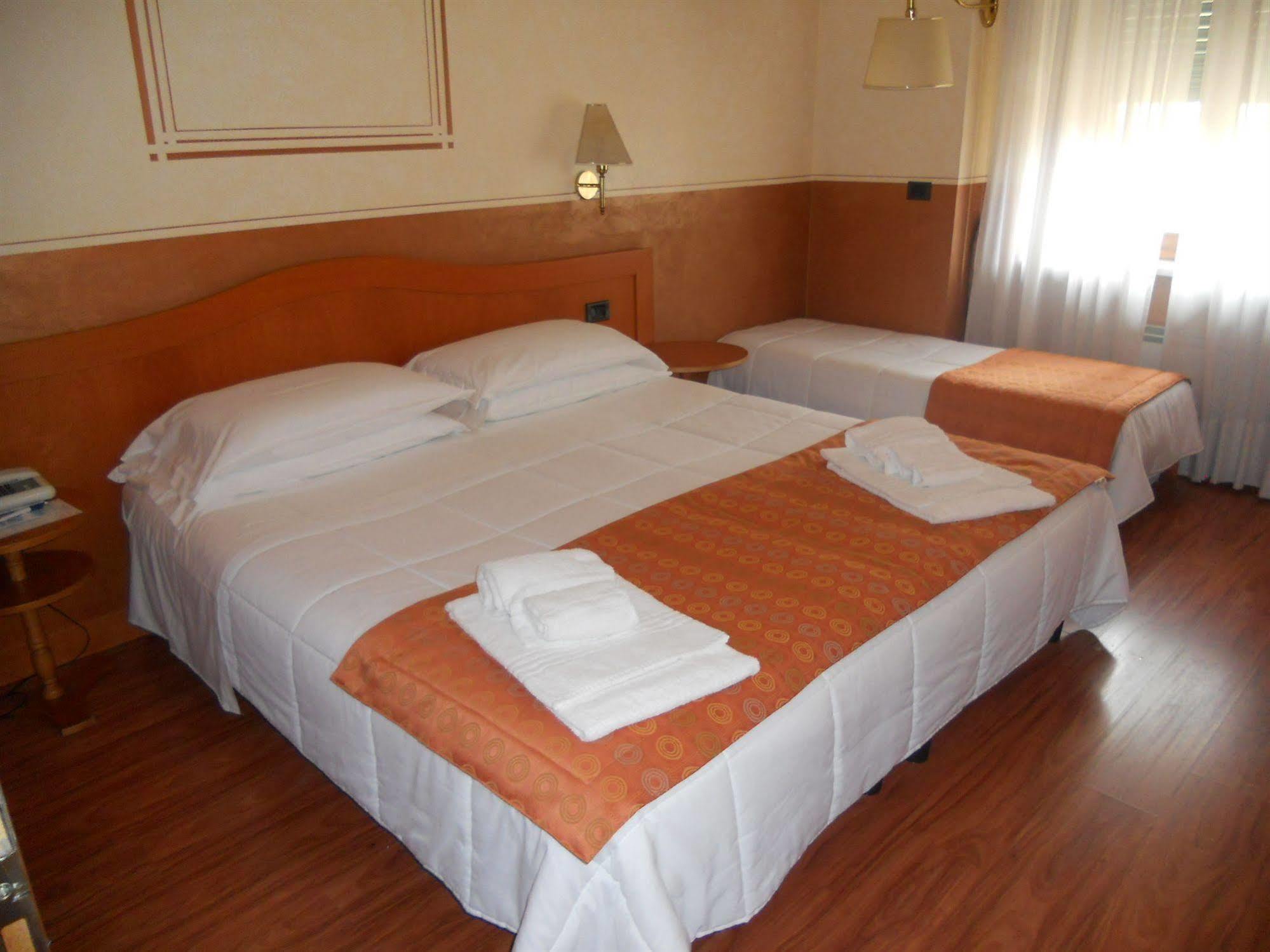 Hotel Amadeus E Teatro Torino Esterno foto