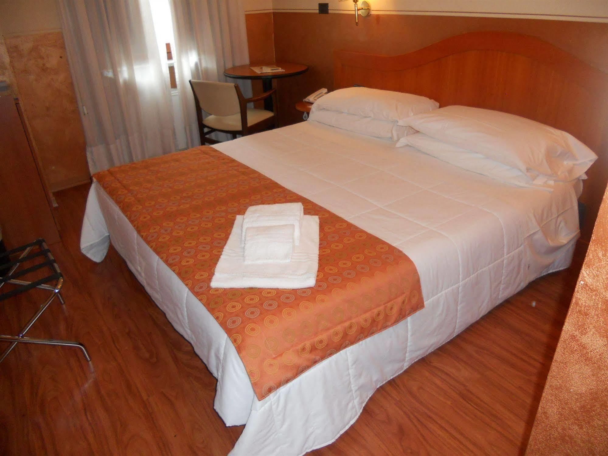 Hotel Amadeus E Teatro Torino Esterno foto